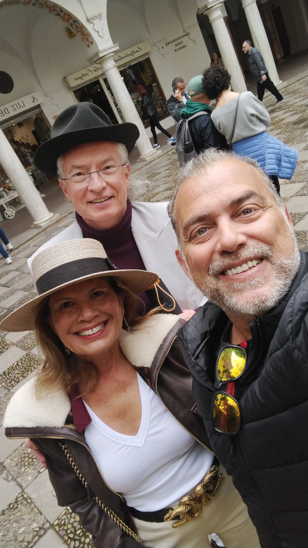 Johnny with elegant guests in a Sevillian patio