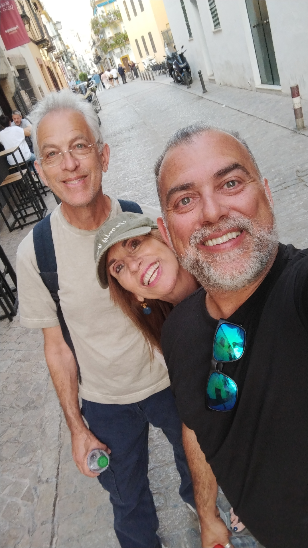 Johnny with a couple in a Sevillian street at sunset