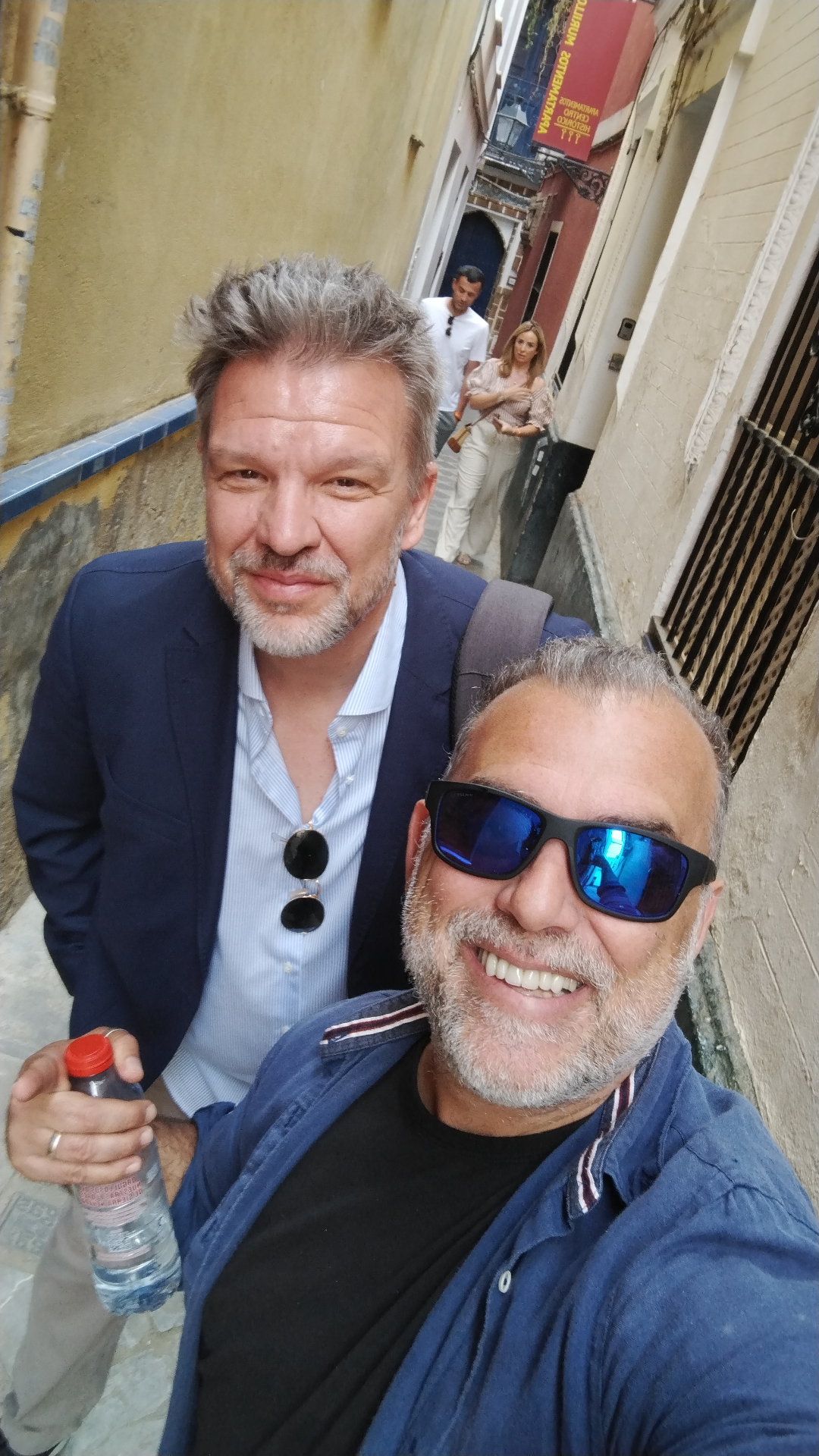 Johnny with a guest in a Triana alleyway