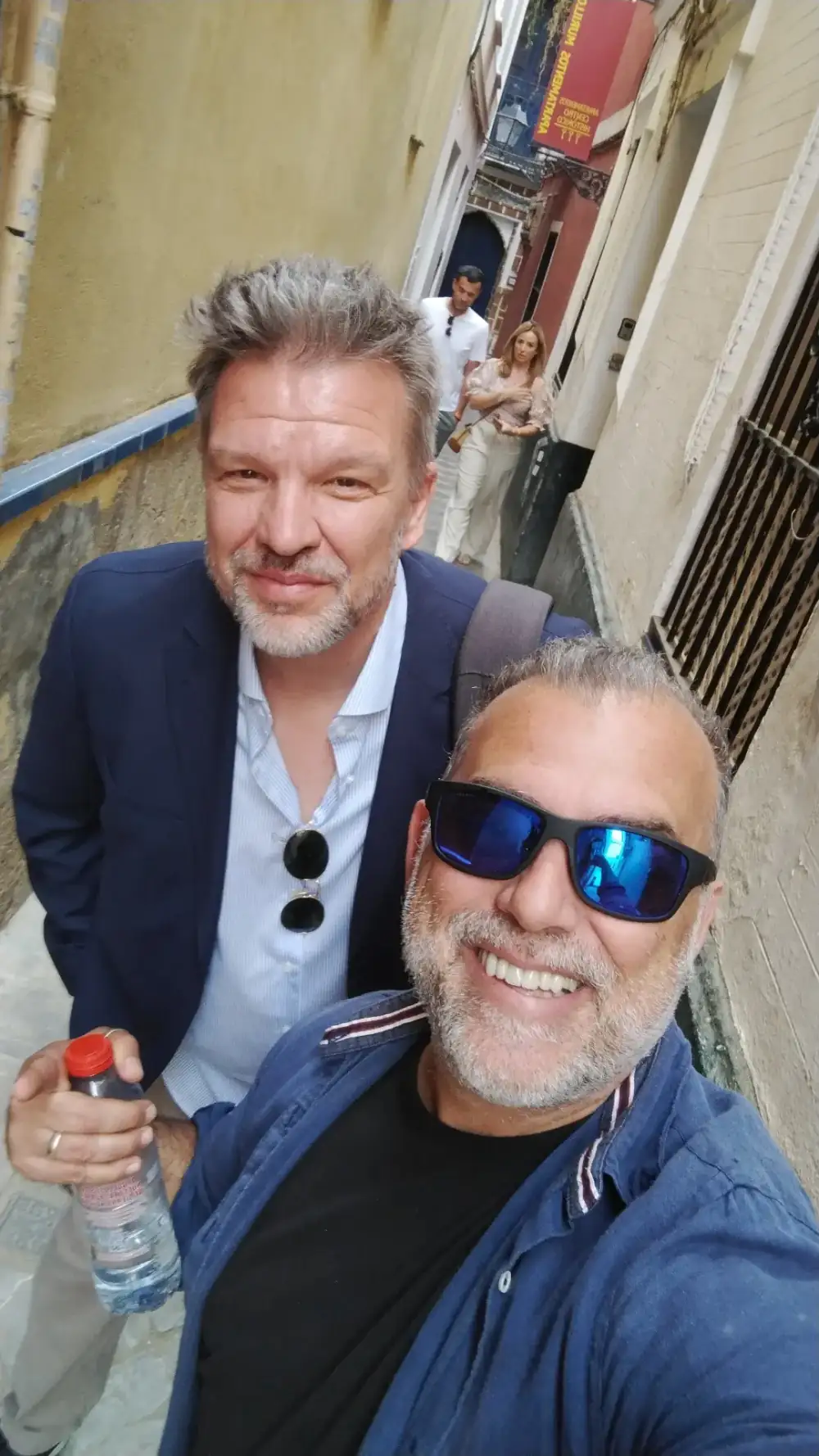 Johnny with a guest in a Triana alleyway